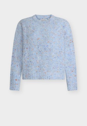 Pulover bleu deschis cu un design texturat, prezentând pete multicolore pe toată suprafața. Guler rotund și mâneci lungi.