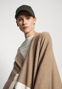 Repeat PONCHO - Capa - taupe/cre