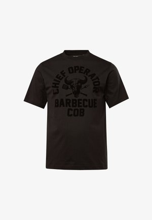 Camiseta de algodón negra con un diseño gráfico de un cráneo de toro y el texto "JEFE OPERADOR BARBACOA COB" en letras gruesas.