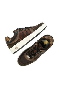 Sneakers marroni con texture di tessuti misti, inclusi sezioni lisce e in rete; dettagli con stampa animalier sul tallone; lacci neri; suola bianca.