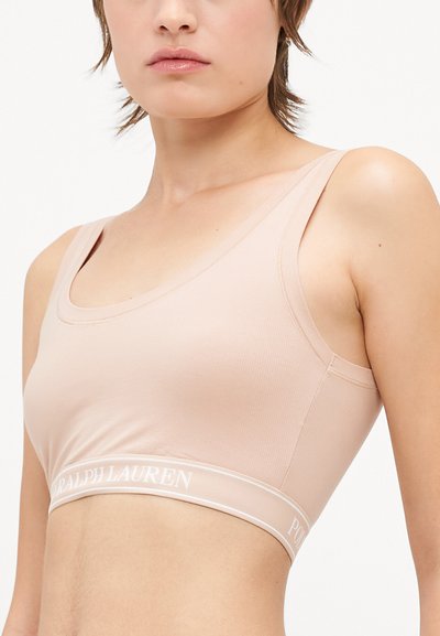 Gaiši rozā ribota bralette ar plašu elastīgu joslu, kurā rakstīts "RALPH LAUREN" baltām burtām. Gluda tekstūra un pieguļošs dizains.