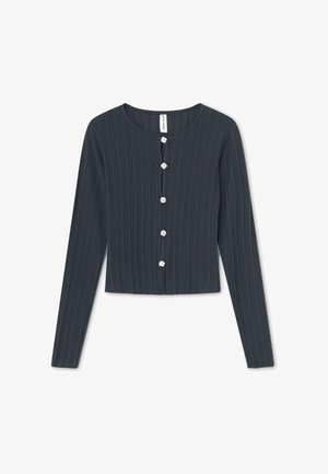 Tmavosivý rebrovaný krátky kardigán s dlhým rukávom, okrúhlym výstrihom a piatimi ozdobnými gombíkmi v strede. Mäkká textúra látky.