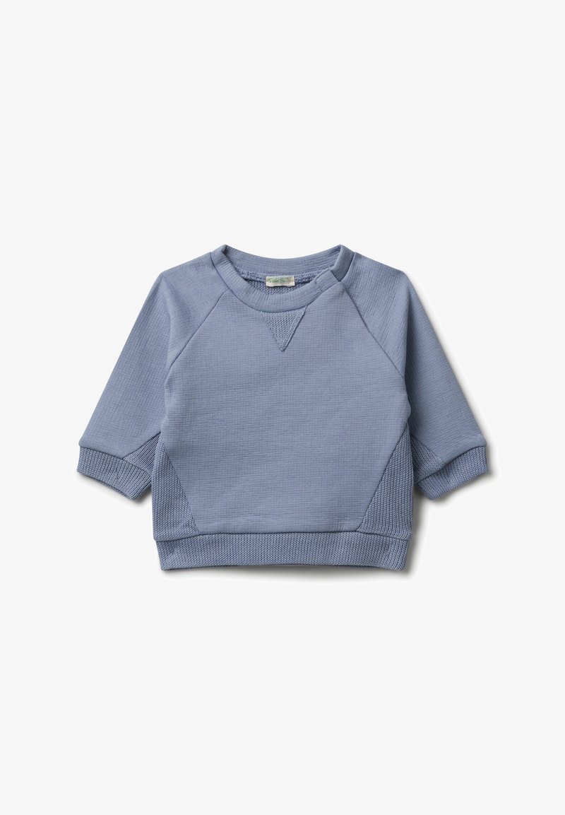 Světle modrý dětský svetr s dlouhými rukávy a texturovanými pletenými panely na manžetách, bocích a lemu, který má kulatý výstřih s trojúhelníkovým švem.