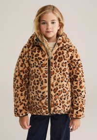 Leopardo raštas pūkų striukė švelnios smėlinės ir rudos dirbtinės kailio, su užtrauktuku, užtrauktuko gaubtu ir išgaubtais rankogaliais.