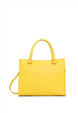 Borsa in pelle gialla con design strutturato, doppio manico superiore e tracolla regolabile. Presenta un logo sottile e una superficie testurizzata.