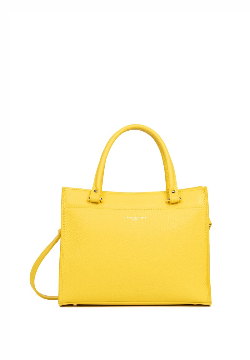 Sac à main en cuir jaune avec un design structuré, deux poignées supérieures et une bandoulière ajustable. Présente un logo subtil et une surface texturée.