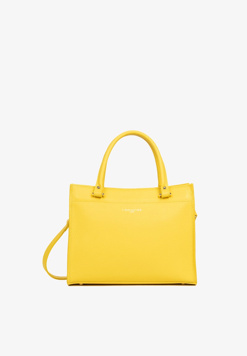 Sac à main en cuir jaune avec un design structuré, deux poignées supérieures et une bandoulière ajustable. Présente un logo subtil et une surface texturée.