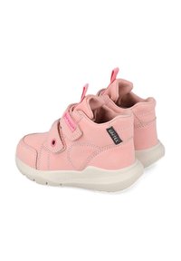 Botas de tobillo de cuero rosa con una correa de velcro, puntera redondeada y suela acolchada. Presenta detalles de costura y una lengüeta en el talón con lazo.