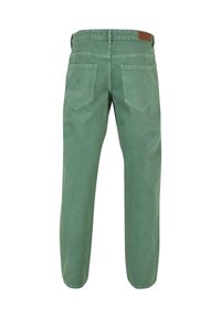 Pantalones de algodón twill verde con corte recto, diseño de cinco bolsillos y un parche de cuero marrón en la cinturilla.