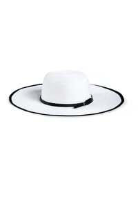 Szeroki kapelusz w kolorze białym, wykonany z plecionego materiału, z czarną taśmą wokół podstawy i czarnym wykończeniem wzdłuż krawędzi ronda.