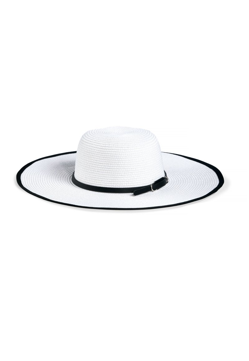Szeroki kapelusz w kolorze białym, wykonany z plecionego materiału, z czarną taśmą wokół podstawy i czarnym wykończeniem wzdłuż krawędzi ronda.