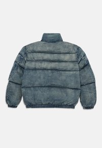 Denim-Puffermantel, Farbverlauf von Hell- zu Dunkelblau, gestepptes Design, hoher Kragen, elastische Bündchen und Saum, weiche Textur, keine sichtbaren Verschlüsse.