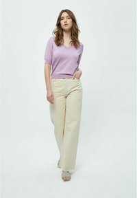 Minus MILLA V-NECK  - Paprasti marškinėliai - lupine purple