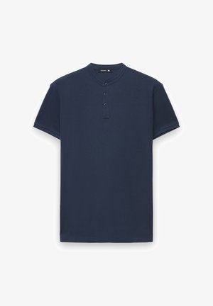 T-shirt in cotone blu navy con scollo rotondo, maniche corte e tre bottoni sul colletto. Design semplice senza motivi.