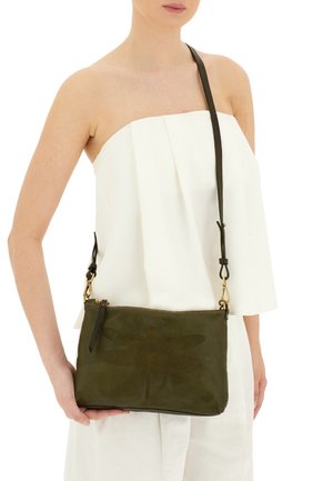 Borsa a tracolla in pelle verde oliva con incisioni di libellule, chiusura con zip, tracolla regolabile e dettagli in metallo dorato. Design semplice e rettangolare.
