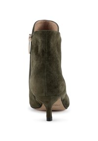 Bottine en daim vert foncé avec un talon haut et fin et une fermeture éclair latérale, vue de dos avec la doublure intérieure beige visible.