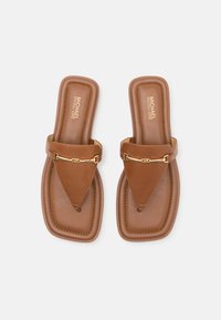Brune lærslide sandaler med en trekantet form, prydet med en gylden detalj og en polstret såle med synlige søm.