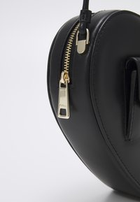 Furla CAMELIA HEART MINI CROSSBODY - Axelremsväska - nero