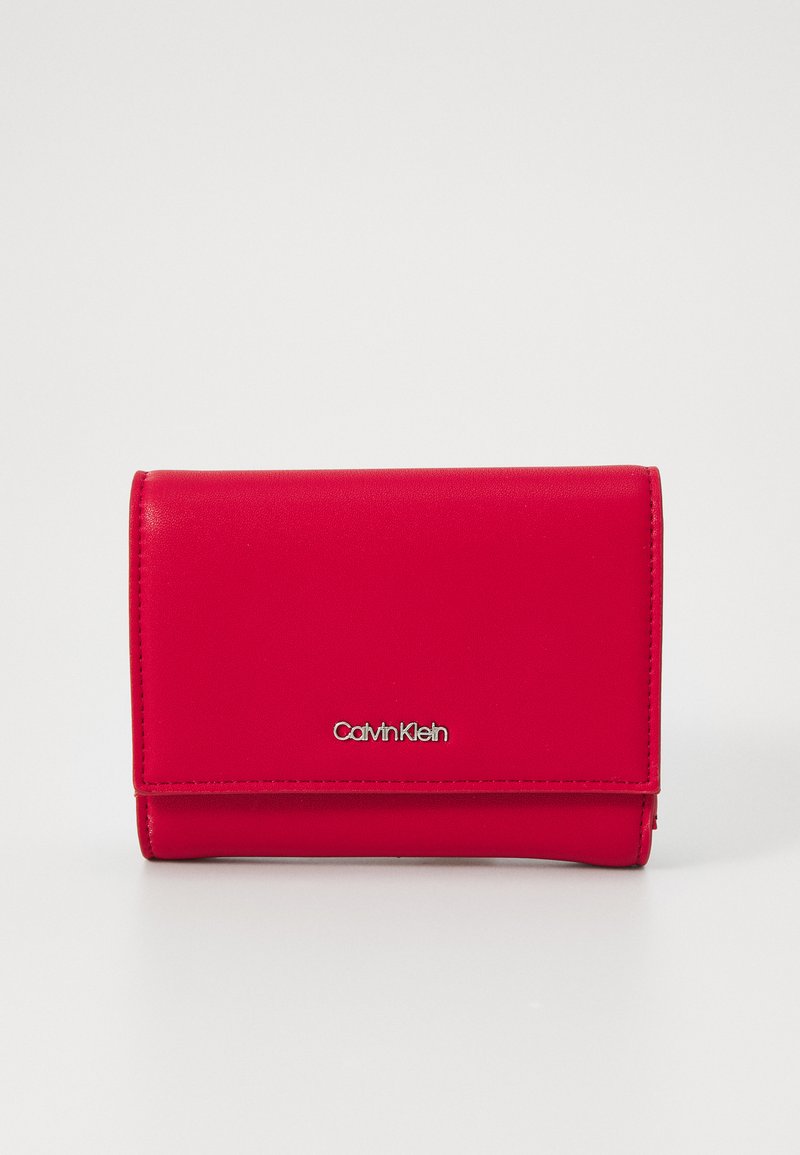 Calvin Klein MUST TRIFOLD ZIP - Wallet - scarlet sage
