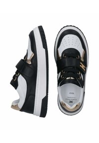 Sneaker bianco e nero con accenti dorati, dotati di tomaia in pelle liscia, chiusure in Velcro, perforazioni sulla punta e suola in gomma.