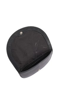 Zwarte leren portemonnee met een afgeronde vorm, voorzien van een drukknoopsluiting. De binnenkant heeft een soepele stofvoering met het merkembleem en meerdere vakken.