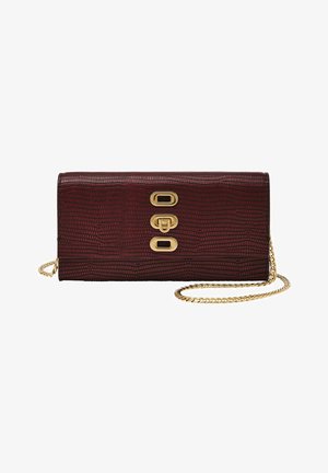 Pochette en simili cuir bordeaux avec une texture crocodile, arborant trois accents ovales dorés et une bandoulière en chaîne.