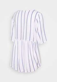 Abito bianco con strisce floreali blu verticali, scollo rotondo, vestibilità ampia e maniche corte, con dettagli arricciati in vita.