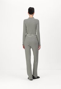 Mads Nørgaard STRIPE LONNIE PANTS - Pantalon classique - rosin/vanilla ice