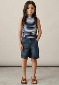 Reiss REISS PETRA KNEE-LENGTH DENIM SHORTS - Džinsiniai šortai - blue