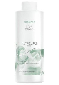 Witte plastic shampoofles met groene accenten, met de tekst "Wella Professionals Nutricurls Waves" en een golfgrafiek ontwerp.