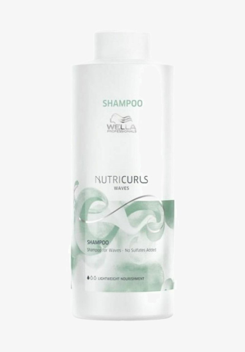 Witte plastic shampoofles met groene accenten, met de tekst "Wella Professionals Nutricurls Waves" en een golfgrafiek ontwerp.