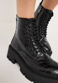 Tamaris Bottines à plateau - black croco