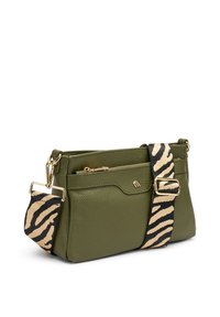 Borsa in pelle verde oliva con una finitura testurizzata, dotata di una tasca frontale con zip e di una tracolla staccabile con un motivo a zebra beige e nero.