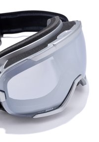 Gogle narciarskie z przezroczystą, przeciwmgielną soczewką, szarą oprawą, piankową wyściółką oraz regulowanym paskiem. Na soczewce widoczne jest logo Zeiss.