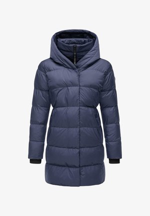 Abrigo acolchado azul con capucha, que presenta secciones acolchadas, cierre de cremallera y puños de canalé. Fabricado con material ligero y resistente al agua.