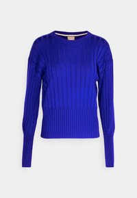 Långärmad tröja i kungligt blå ribbad stickning med rund hals och åtsittande muddar, visad mot en enkel vit bakgrund.