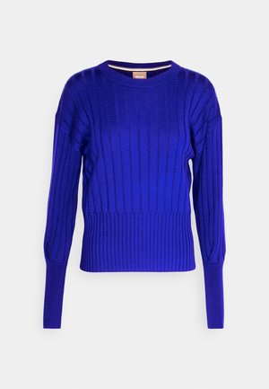 Pitkähihainen kuninkaansininen ribbineulottu neulepaita, jossa on pyöreä kaula-aukko ja istuvat hihansuut, esitetty yksinkertaisen valkoisen taustan edessä.