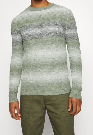 Pull en tricot vert avec un design dégradé, présentant des rayures gris clair et gris foncé. Encolure ronde et poignets et ourlet côtelés.