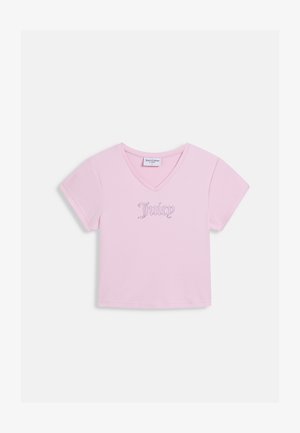 Jasnoróżowy krótki top z krótkim rękawem i dekoltem w serek, z napisem „Juicy” wykonanym z dżetów na środku klatki piersiowej.