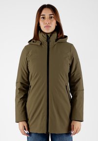 Parka impermeabile verde oliva con zip frontale, cappuccio regolabile e tasche laterali. Caratterizzata da una texture liscia e un design minimalista.