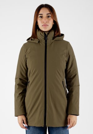 Parka impermeabile verde oliva con zip frontale, cappuccio regolabile e tasche laterali. Caratterizzata da una texture liscia e un design minimalista.