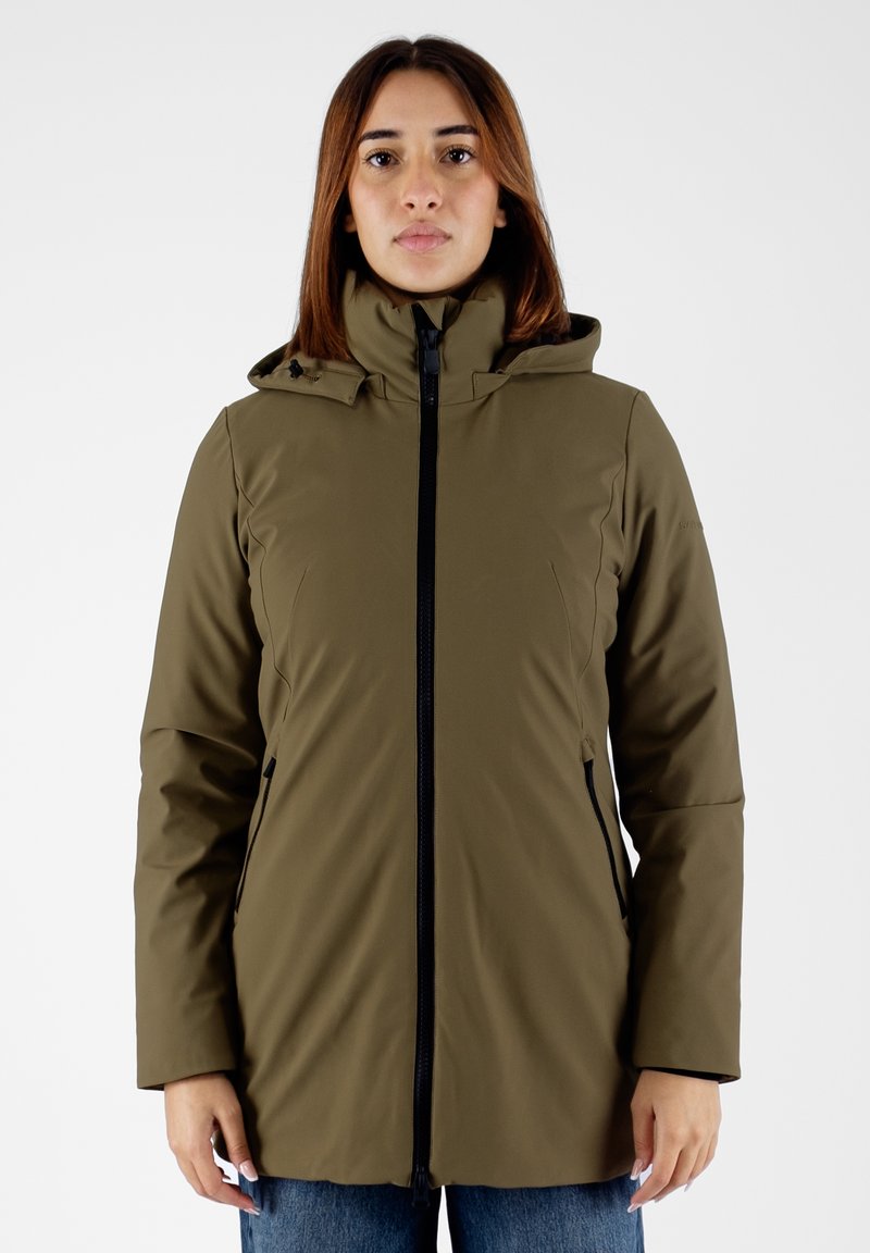 Parka impermeabile verde oliva con zip frontale, cappuccio regolabile e tasche laterali. Caratterizzata da una texture liscia e un design minimalista.