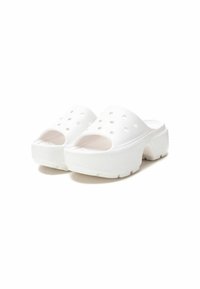 Zuecos ligeros y blancos con diseño de punta abierta, que cuentan con múltiples orificios de ventilación y una plantilla texturizada para mayor agarre.