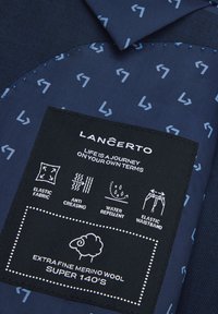 Granatowy materiał z geometrycznymi wzorami. Etykieta zawiera instrukcje dotyczące pielęgnacji oraz szczegóły dotyczące tkaniny, w tym elastyczność i właściwości wodoodporne.