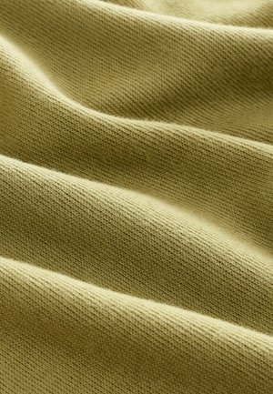 Tissu en tricot texturé d'une couleur vert olive atténué, présentant de douces vagues ondulées avec un motif de tissage fin et homogène.