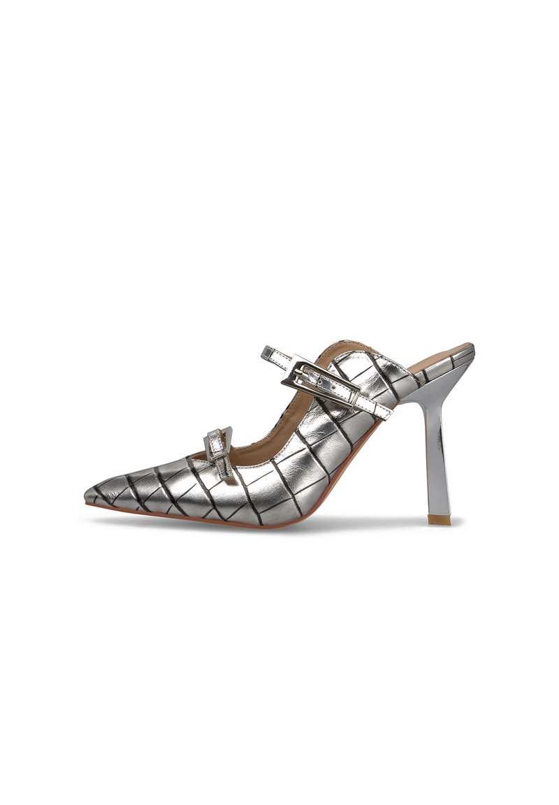 Zapato de tacón alto plateado con punta afilada, textura de cocodrilo, correa de doble hebilla y tacón de aguja. Suela de color sólido con un acento transparente.