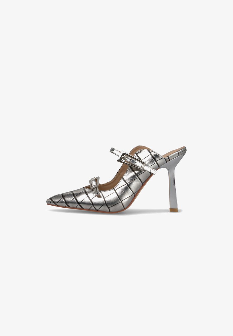 Zapato de tacón alto plateado con punta afilada, textura de cocodrilo, correa de doble hebilla y tacón de aguja. Suela de color sólido con un acento transparente.