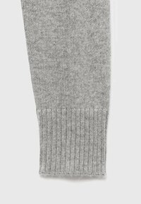 Grauer gestrickter Stoff mit einem gerippten Bündchen am unteren Rand. Die Textur wirkt weich und warm, geeignet für gemütliche Bekleidungsstücke.