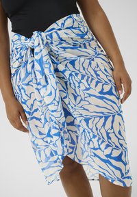 Gonna avvolgente leggera in bianco con motivo astratto di foglie blu, caratterizzata da un nodo legato in vita e una texture morbida e ariosa.