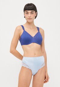 Blå, elastisk bh med underwire og brede stropper, kombinert med lyseblå høytaljede truser med blondepryd på sidene.